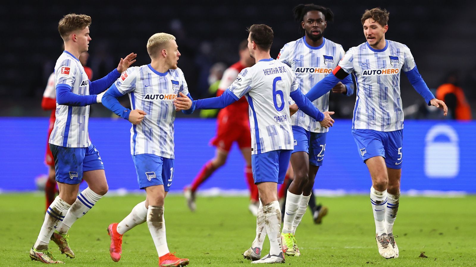 
                <strong>Platz 15: Hertha BSC</strong><br>
                Transfereinnahmen seit 2012: 166 Millionen Euro - Transferausgaben seit 2012: 242 Millionen Euro - Transferbilanz seit 2012: -76 Millionen Euro
              