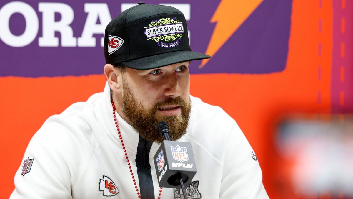 NFL, American Football Herren, USA Super Bowl LIX-Opening Night Feb 3, 2025; New Orleans, LA, USA; Kansas City Chiefs tight end Travis Kelce (87) talks to the media during Super Bowl LIX Opening Ni...