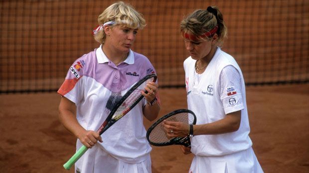 
                <strong>Spiel, Satz und Sieg: Die schönsten Erfolge von Steffi Graf und Co.</strong><br>
                Barbara Rittner (links) und Sabine Hack bei der Taktik-Besprechung. Die heutige Fed Cup-Teamchefin und Hack bilden beim letzten Fed Cup-Sieg einer deutschen Mannschaft 1992 das DTB-Doppel - im Einzel treten Steffi Graf und Anke Huber an. Im Finale schlägt das Team Spanien mit 2:1. 
              