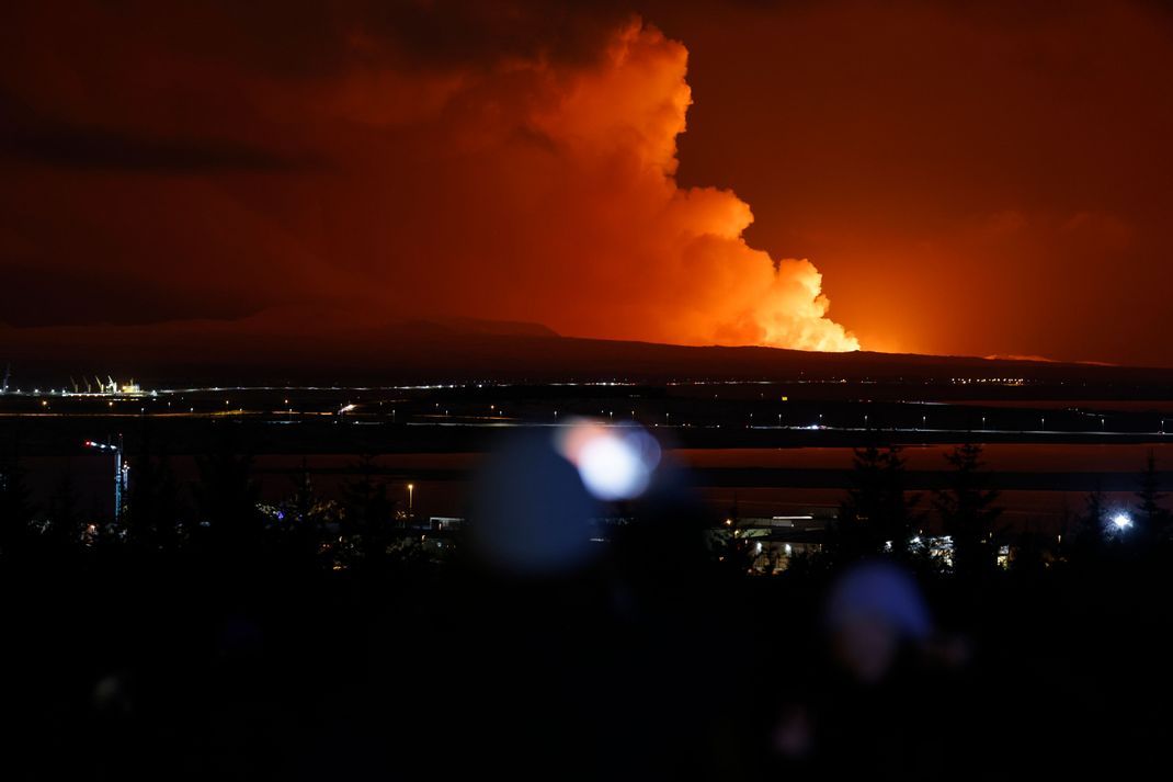 Auf der Reykjanes-Halbinsel in Island ist am späten Montagabend ein Vulkan ausgebrochen.