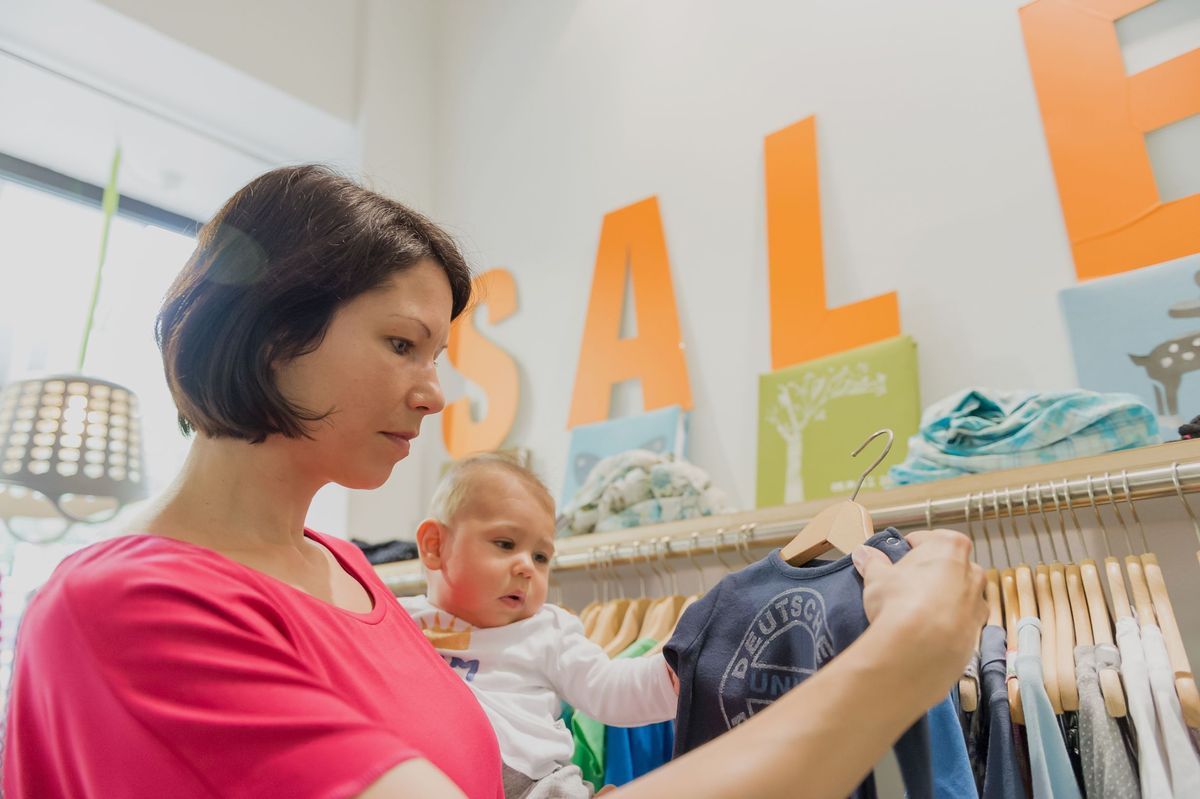 Babykleidung kaufen 1_dpa