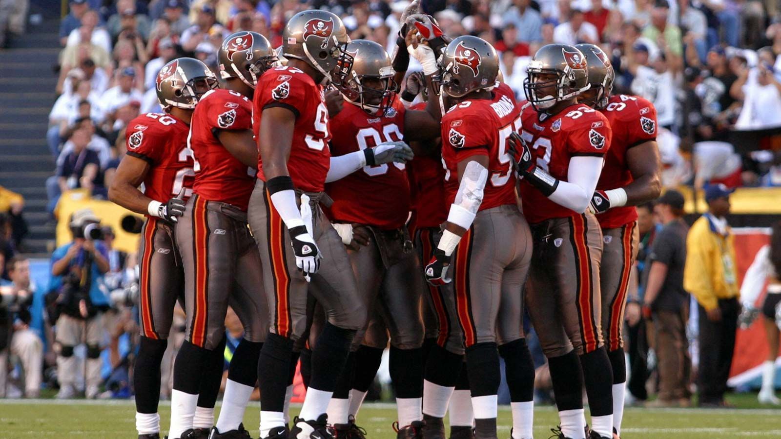 
                <strong>8. Tampa Bay Buccaneers 2002</strong><br>
                Ein Team, das von seiner Defense zum Super Bowl getragen wurde. Angeführt von den All-Pros Warren Sapp, Simeon Rice und Ronde Barber stellten die Tampa Bay Buccaneers in gleich mehreren Kategorien die beste Defense der Liga, inklusive der meisten Interceptions. Folgerichtig war es auch Free Safety Dexter Jackson, der zum Super Bowl MVP gekürt wurde, nachdem er im Endspiel zwei Interceptions gefangen hatte. Aufgrund der überragenden Verteidigung ein verdienter Platz in dieser Liste, obwohl die Offensive mit Quarterback Rob Johnson und Fullback Mike Alstott eher durchschnittlich war.
              