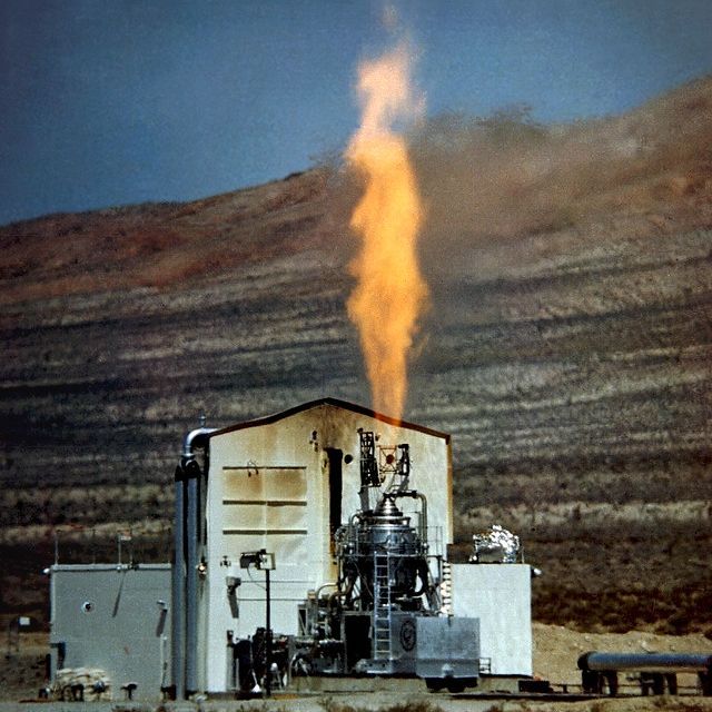 In der Wüste Nevadas testeten die Amerikaner in den 1960er Jahren solche nuklear angetriebenen Triebwerke. Mit Erfolg: Die "Kiwi"-Triebwerke feuerten den Treibstoff fast 3-mal so schnell aus den Düsen wie die der Mondrakete Saturn V.