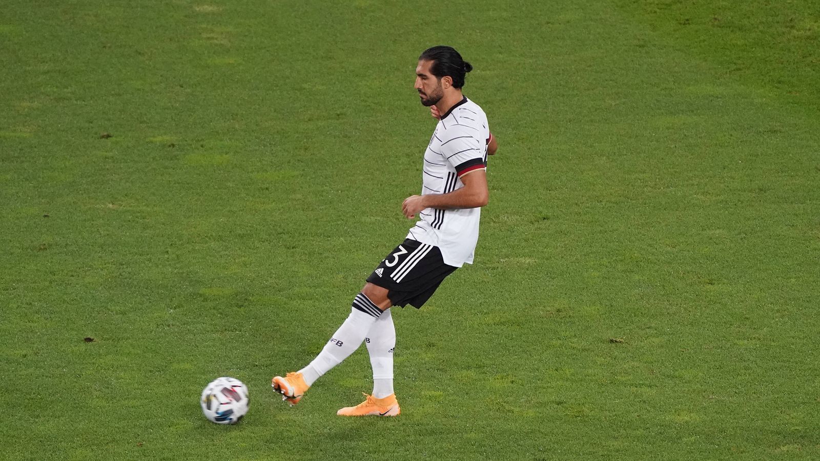 
                <strong>Emre Can</strong><br>
                Wichtiger Block vor dem eigenen Tor (12.), der die frühe Führung der Türkei verhindert. Schaltet sich über die rechte Seite immer mal wieder mit nach vorne ein und kann sich besonders durch seine körperliche Robustheit durchsetzen. Rückt nach Einwechslung von Stark für die letzten Minuten ins zentrale Mittelfeld. Macht einen sehr abgeklärten Eindruck, gerade im Zweikampf und sammelt mit seinem abgezockten Auftritt Argumente für einen Stammplatz. ran-Note: 2
              