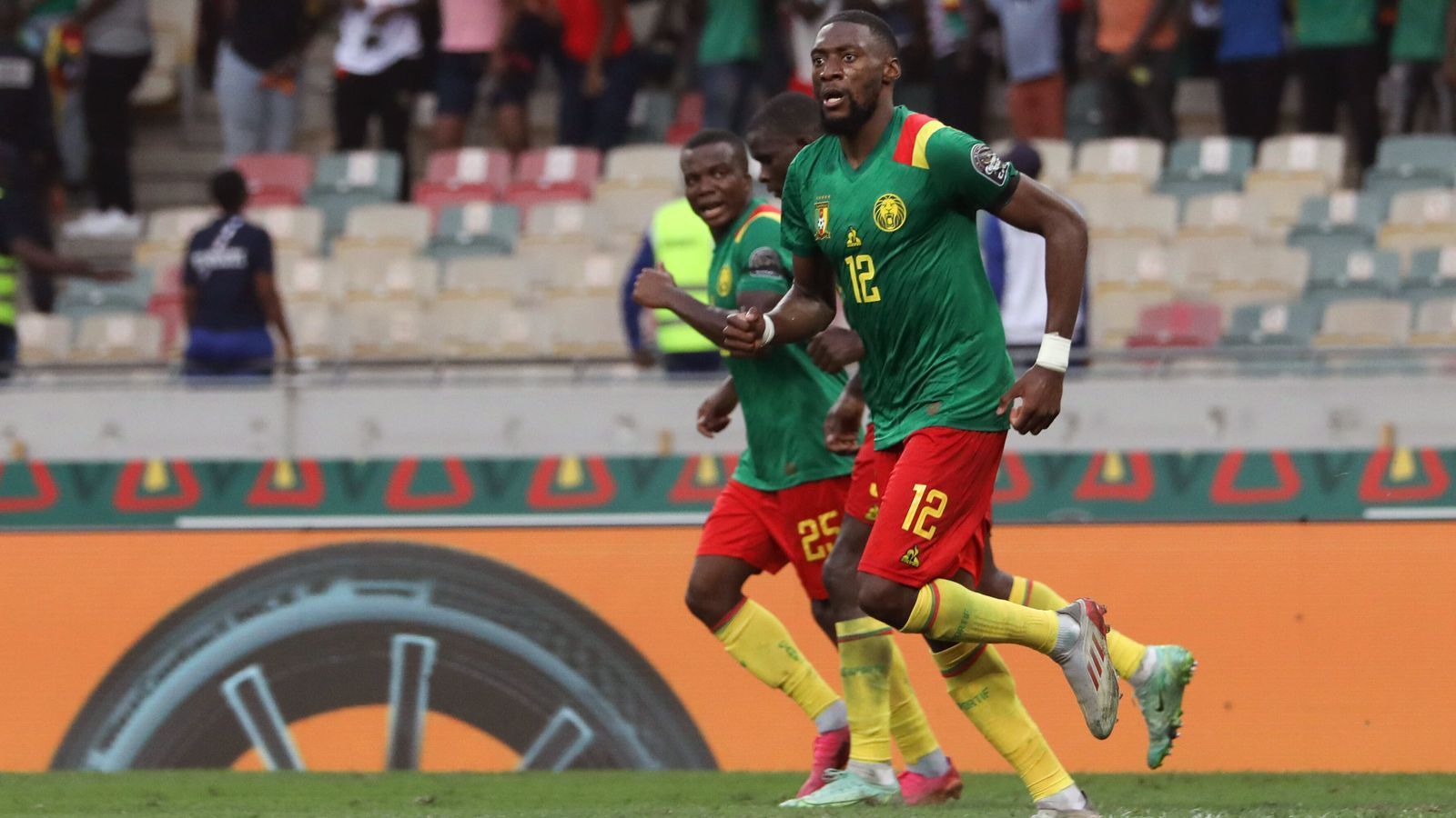 
                <strong>Kamerun</strong><br>
                Die vielleicht dramatischtsten Playoffs erlebte Kamerun. Beim Rückspiel in Algerien ging es in die Verlängerung und dort wurde es richtig verrückt. Zunächst erzielte Algeriens Ahmed Touba in der 118. Minute den 1:1-Ausgleich, wodurch sein Team nach dem 1:0 im Hinspiel zur WM gefahren wäre. Doch das war eben noch nicht der Schlusspunkt. In der vierten Minute der Nachspielzeit der Verlängerung sorgte Karl Toko Ekambi für den umjubelten Treffer zum 2:1 Kameruns und damit auch für die erneute Endrunden-Teilnahme der "unbezähmbaren Löwen".
              