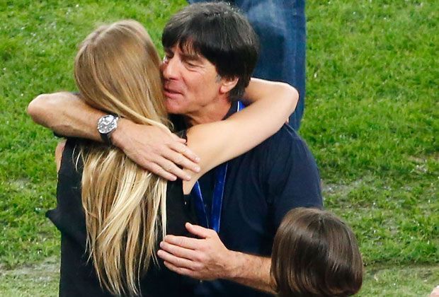 
                <strong>Glückwünsche von Sarah Brandner</strong><br>
                Sarah Brandner, die Freundin von Bastian Schweinsteiger, herzt den Vater des Erfolgs, Joachim Löw.
              