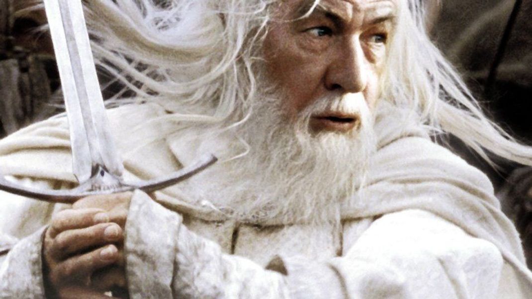 In "Der Herr der Ringe: Die Rückkehr des Königs" trägt Gandalf (Ian McKellen) während einer Schlacht nicht nur sein Schwert wie hier, sondern auch eine moderne Armbanduhr am Handgelenk.