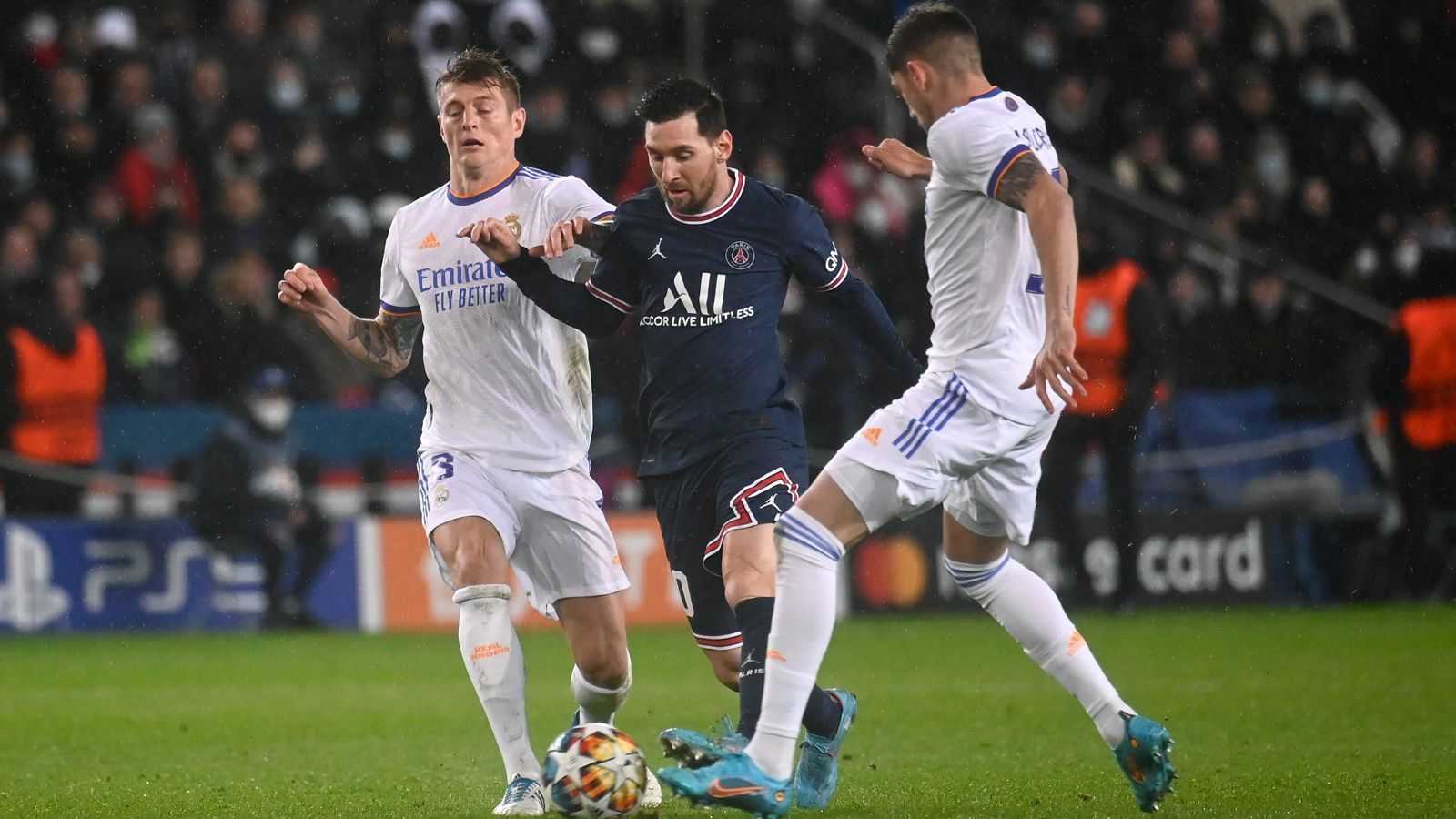 
                <strong>Real Madrid gegen Paris St. Germain im Head-to-Head-Vergleich</strong><br>
                Im Rückspiel des Achtelfinal-Krachers der UEFA Champions League muss Real Madrid gegen Paris St. Germain ein 0:1 aus dem Hinspiel aufholen. Damals verschoss Lionel Messi zwar einen Elfmeter, doch Kylian Mbappe, dessen Einsatz dieses Mal fraglich ist, sorgte tief in der Nachspielzeit doch noch für den hochverdienten PSG-Sieg. Die Spanier zeigten sich in Paris ungewohnt defensiv und müssen im Heimspiel definitiv eine Schippe drauflegen. Allerdings fehlen Casemiro und Ferland Mendy gelb gesperrt - zudem steht hinter dem Einsatz von Toni Kroos ein Fragezeichen. ran macht das Head-to-Head vor dem Achtelfinal-Rückspiel in der "Königsklasse".
              