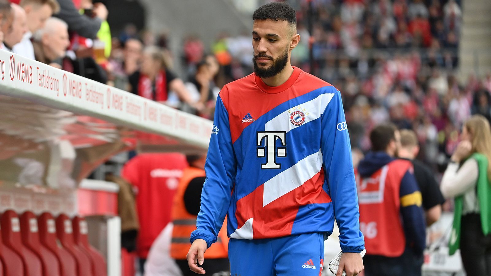 
                <strong>Noussair Mazraoui</strong><br>
                Der Marokkaner ist seit Monaten unzufrieden – und beklagte sich nach dem Aus in der Champions League auch lautstark der Presse genüber über seine Rolle als Reservist:  "Ich habe mich in der Hinrunde in die erste Elf gekämpft, gezeigt, was ich kann und bin zurückgekommen nach meiner Herzbeutel-Entzündung. Nun fühlt es sich an, als wäre ich – auch wenn das ein großes Wort ist – vergessen worden". Er fügte hinzu, er sei "nicht einmal zweite oder dritte Wahl". Kein Wunder, dass er mit einem möglichen Abschied nach nur einem Jahr kokettiert. Laut der spanischen "Sport" soll der FC Barcelona Interesse an dem 25-Jährigen haben. Mazraoui kam wie Blind ablösefrei von Ajax.
              