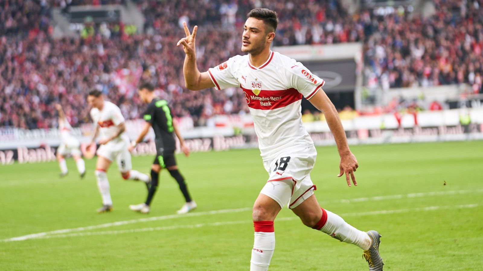 
                <strong>Ozan Kabak (VfB Stuttgart) </strong><br>
                Der Innenverteidiger wurde im Winter zum teuersten Transfer der Stuttgarter Vereinsgeschichte. 11,5 Millionen Euro war es den Schwaben wert, die wackelige Defensive zu stabilisieren. In sechs Bundesliga-Spielen erzielte der Verteidiger bereits zwei Tore und zeigte damit auch seine Offensiv-Qualitäten.
              