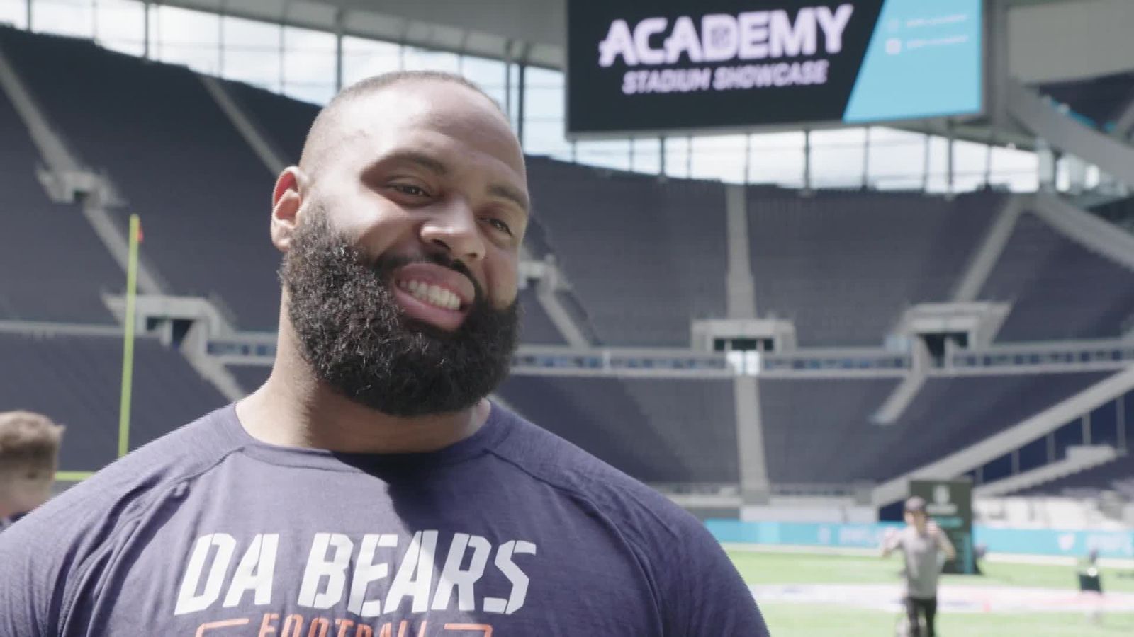 
                <strong>NFL Academy in Tottenhams neuem Stadion</strong><br>
                Bereits im Juli nehmen die ersten NFL-Stars das neue Stadion unter die Lupe. So ist Akiem Hicks von den Chicago Bears bei der NFL Academy in London vor Ort. "Das ist großartig, gibt Dir ein richtig modernen Eindruck. Hier gibt es auch keinen schlechten Platz, jeder ist richtig nah dran und dabei. Ich bin sehr beeindruckt", sagt Hicks im ran-Interview.
              