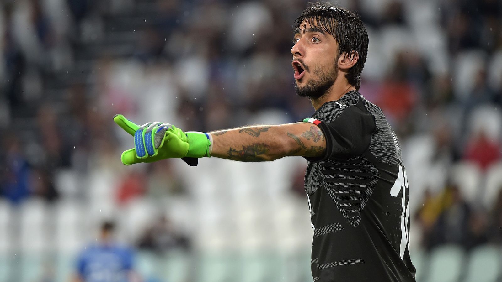 
                <strong>Mattia Perin (Zugang Juventus Turin)</strong><br>
                Er tritt vielleicht in die größten Fußstapfen, die ein Torwart hinterlassen kann. Mattia Perin, zuletzt beim FC Genua unter Vertrag, wird neuer Torhüter bei Juventus Turin und beerbt damit Legende Gianluigi Buffon. Der 25-Jährige erhält einen Vertrag bis 2022 und soll zwölf Millionen Euro Ablöse gekostet haben.
              