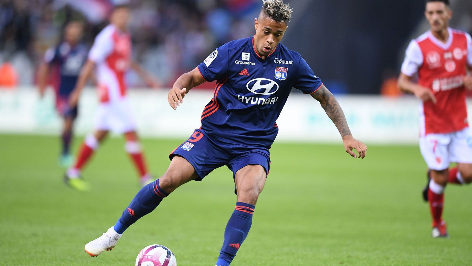 
                <strong>Mariano Diaz (Zugang Real Madrid)</strong><br>
                ...48 Stunden lang konnten die Madrilenen fachsimpeln, wie sie reagieren würden. Das Ergebnis: Der Rekordmeister griff selbst zu und überweist 22 Millionen Euro nach Lyon. Im vergangenen Jahr waren für die Stürmer gerade mal acht Millionen Euro in die andere Richtung geflossen. Großer Verlierer des Diaz-Durcheinander ist der FC Sevilla. Dessen Präsident Jose Castro wetterte laut "Marca": "Der Spieler hat uns tausendmal gesagt, dass er in Sevilla spielen will. Wir hatten eine Einigung erzielt. Real Madrid wollte ihn den ganzen Sommer nicht haben und nun, wenn Sevilla ihn will, interessiert er sie plötzlich."
              