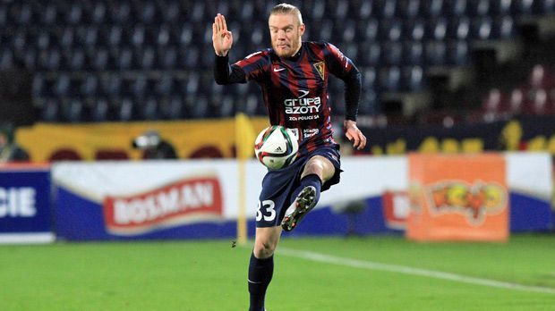 
                <strong>Mateusz Lewandowski</strong><br>
                Abwehr - Mateusz Lewandowski: In Polen steht der Name Lewandowski natürlich nur für einen: Robert Lewandowski. Doch unter dem gleichen Namen läuft Mateusz für den polnischen Erstligisten Pogon Stettin als Linksverteidiger auf. Ob es für den 22-Jährigen allerdings zu einer solch großen Karriere reichen wird, wie sie der Bayern-Star derzeit vormacht, darf bezweifelt werden. Ein erstes, einjähriges Auslands-Engagement in Italien bei Zweitligist Virtus Entella war nach elf Spielen im Sommer 2015 schon wieder zu Ende.
              