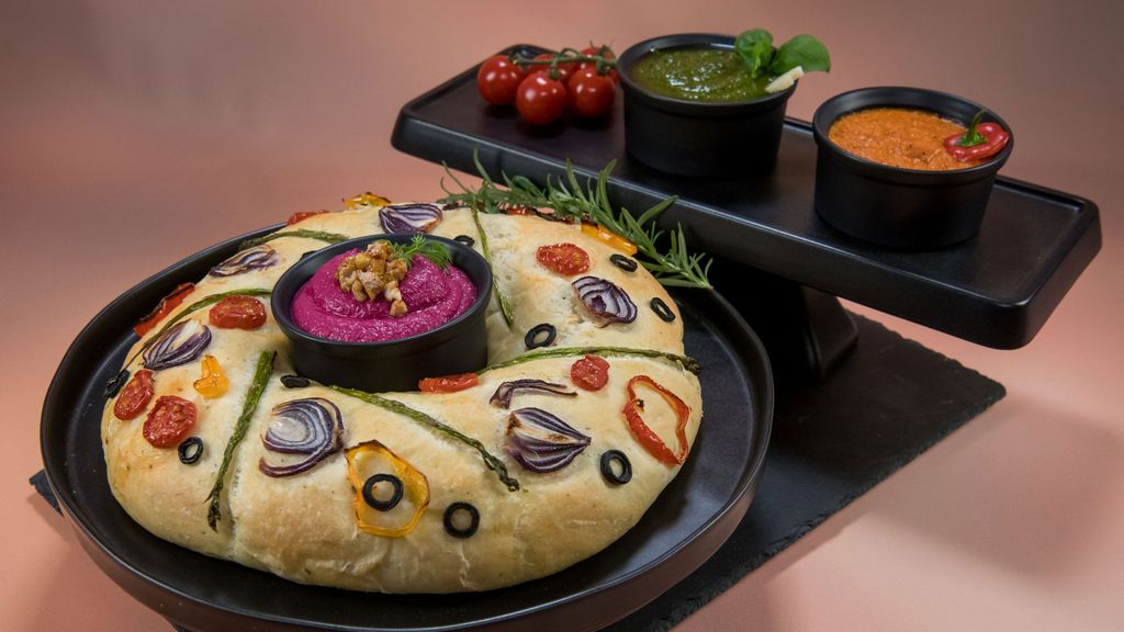 Gemüse-Focaccia mit Rote-Bete-Walnuss-Dip, Tomaten-Paprika-Sugo und ...
