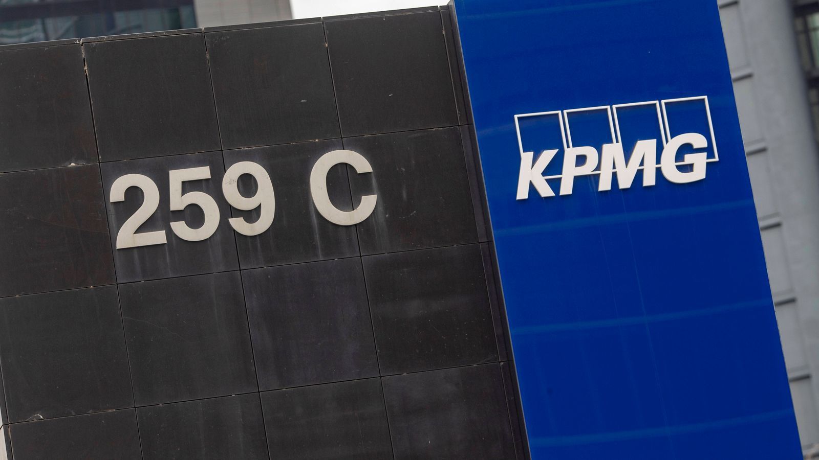 
                <strong>Wesentliche Unsicherheit bei Unternehmensfortführung</strong><br>
                Für das Prüfen des Jahresabschlusses hat Schalke die Wirtschaftsprüfungsgesellschaft KPMG engagiert. Diese meldete Bedenken an, was den Fortbestand des Wirtschaftsunternehmens Schalke betrifft. Die Gelsenkirchener gaben für die Saison 2021/22 signifikante Transfererlöse und erheblich reduzierte Personalkosten im Lizenzspielerbereich als Planungsgrundlage an. "Für den Fall, dass die auf Basis dieser Annahmen geplanten Zuflüsse von finanziellen Mitteln nicht realisiert werden können, beabsichtigen die gesetzlichen Vertreter zusätzliche liquiditätsgenerierende Maßnahmen, wie die Verwertung von Rechten und/oder zusätzliche Finanzierungsmaßnahmen. Diese erfordern teilweise ebenfalls die Zustimmung der gegenwärtigen Kreditgeber", so die KPMG. Daher das wenig verheißungsvolle Fazit: "Dies deutet auf das Bestehen einer wesentlichen Unsicherheit hin, die bedeutsame Zweifel an der Fähigkeit des Vereins zur Fortführung der Unternehmenstätigkeit aufwerfen kann und die ein bestandsgefährdendes Risiko [...] darstellt."
              