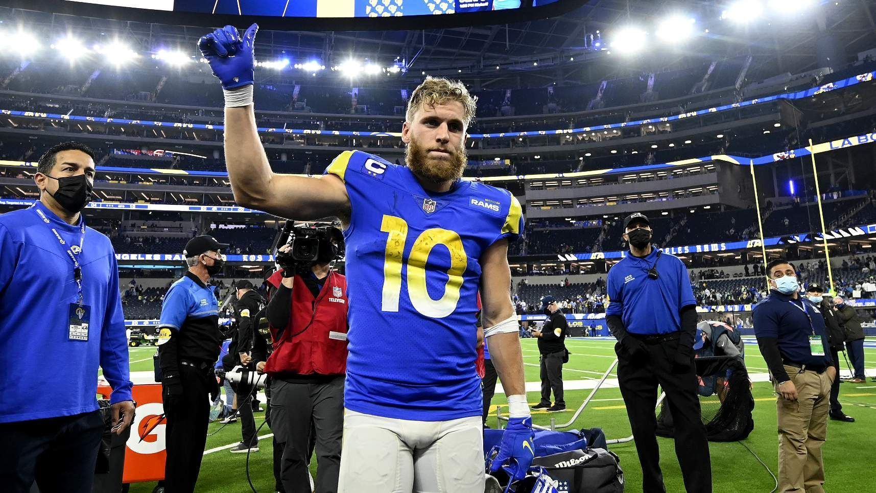 
                <strong>Gewinner: Cooper Kupp (Los Angeles Rams) </strong><br>
                Die Wahnsinns-Saison des Cooper Kupp geht immer weiter! Auch gegen die Seattle Seahawks drehte der Star-Receiver des Los Angeles Rams so richtig auf und stand am Ende bei 136 Receiving Yards und zwei gefangenen Touchdowns. Damit schraubt er sein Touchdown-Konto über die Saison gesehen auf 14 hoch. Mit 1625 Receiving Yards führt er die NFL auch in dieser Kategorie alleine auf weiter Flur an. So kommen nach der Gala gegen die Seahawks immer mehr Stimmen auf, die den 28-Jährigen sogar im Kreis der MVP-Kandidaten wähnen. Bei drei verbleibenden Spielen in der Regular Season nicht unwahrscheinlich, dass Kupp noch weiter an seinen Wunder-Zahlen arbeitet. 
              