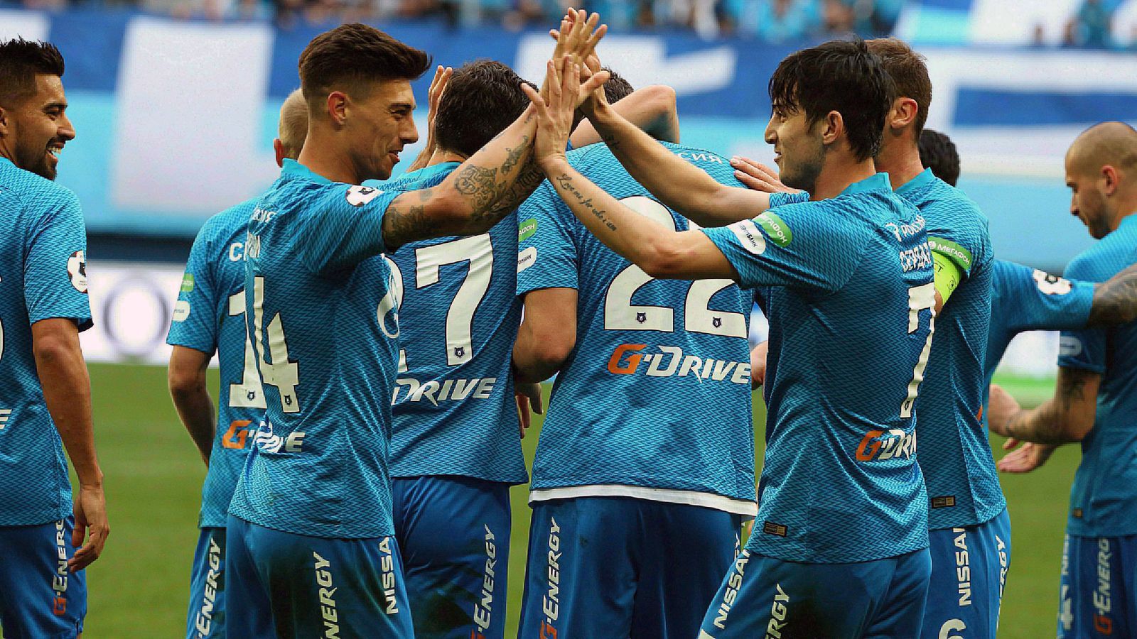 
                <strong>Premier Liga: Zenit St. Petersburg</strong><br>
                Zenit St. Petersburg ist zum fünften Mal russischer Fußballmeister. Der UEFA-Cup-Sieger von 2008 profitierte von der 0:2 (0:1)-Niederlage von Verfolger Lokomotive Moskau am Samstagabend bei Arsenal Tula. Das von Sergej Semak trainierte Zenit war zuvor bei Achmat Grosny nicht über ein 1:1 (0:0) hinausgekommen. Drei Spiele vor dem Saisonende hat St. Petersburg neun Punkte Vorsprung vor Lokomotive und den Direktvergleich gewonnen. Zuvor hatte Zenit 2007, 2010, 2012 und 2015 in der Premjer Liga triumphiert.
              