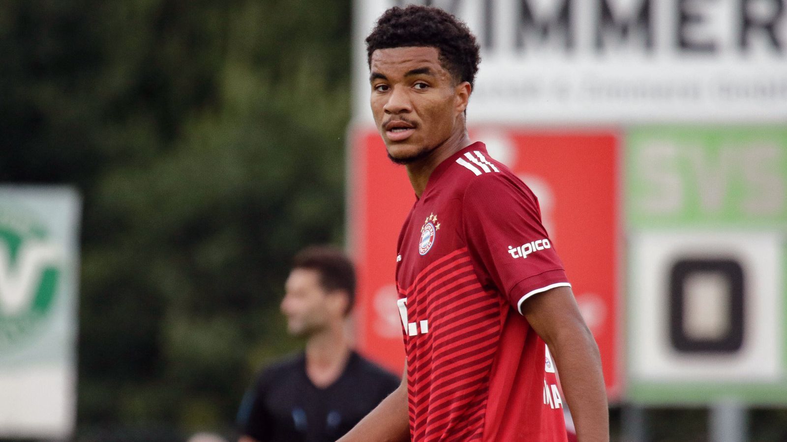 
                <strong>Malik Tillman (FC Bayern München)</strong><br>
                Unter den Angreifern, die Di Salvo für die U21-EM-Qualifikation nominierte, befindet sich mit Malik Tillman ebenfalls ein Neuling. Der 19-Jährige kickt seit 2015 im Nachwuchs des FC Bayern, kam aber auch schon einmal für die Münchner Profis zum Einsatz. Beim 12:0-Sieg in der ersten DFB-Pokal-Runde beim Bremer SV durfte der gebürtige Nürnberger in der zweiten Halbzeit ran und erzielte nur eine Minute nach seiner Einwechslung den Treffer zum zwischenzeitlichen 6:0. 
              