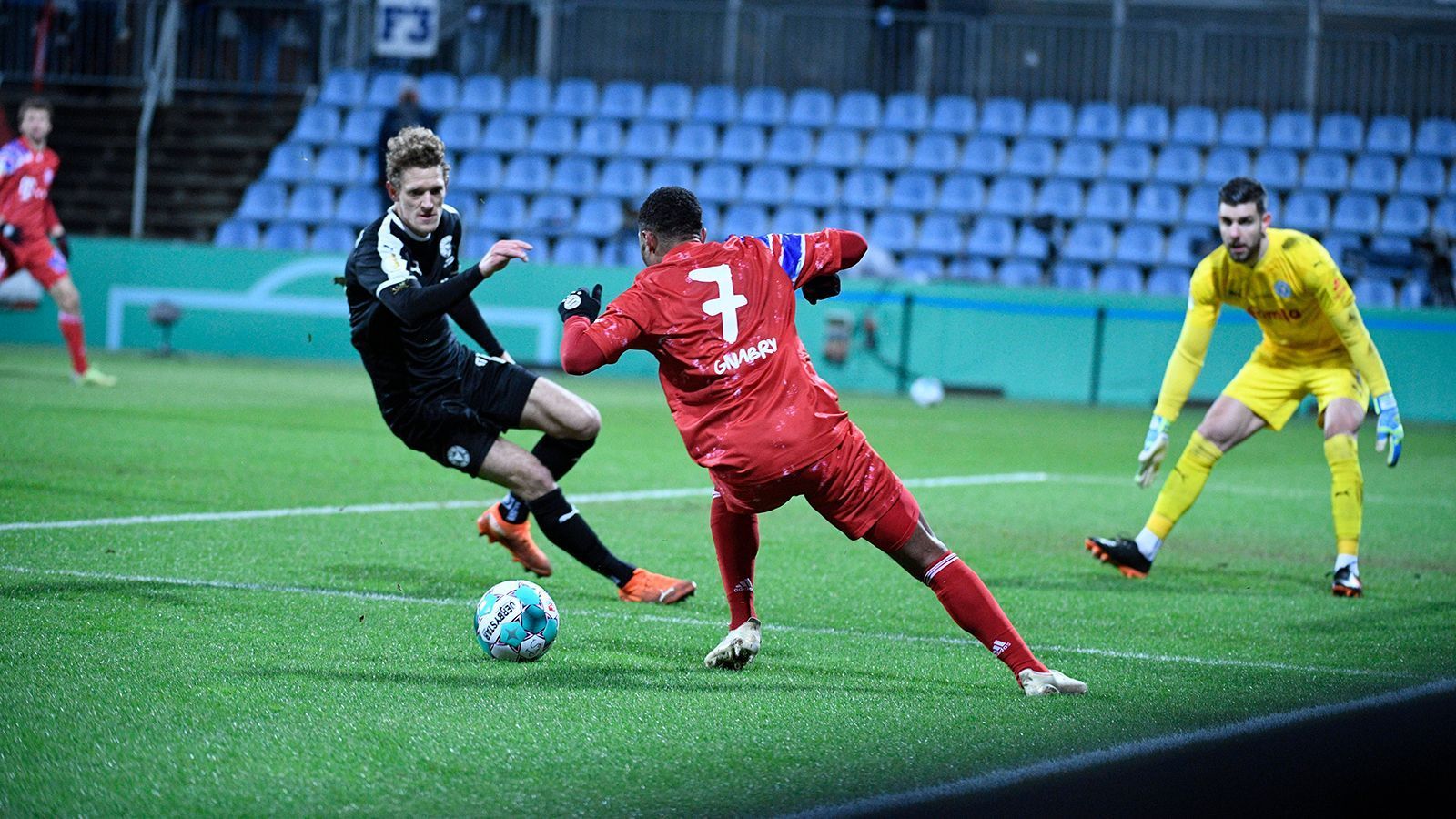 
                <strong>Möglichkeit 3: Serge Gnabry</strong><br>
                Auch Serge Gnabry hat unter Flick genau ein Spiel als Mittelstürmer aufzuweisen – beim peinlichen DFB-Pokal-Aus gegen Zweitligist Holstein Kiel. Aber: Der 25-jährige Rechtsaußen ist in der deutschen Nationalmannschaft unter Joachim Löw als Sturmspitze gesetzt und agiert als solche so gut, dass Gnabry mit 15 Toren (aus 19 Spielen!) der beste Torschütze im aktuellen DFB-Kader ist. Auch Gnabrys Spiel an vorderster Front weicht freilich stark von dem Lewandowskis ab, doch könnte der 1,76 Meter kleine Gnabry mit seinem Tempo und seiner Wendigkeit auf engstem Raum Leipzigs Abwehrschränke wie Dayot Upamecano, Lukas Klostermann oder Ibrahima Konate vor Probleme stellen.
              