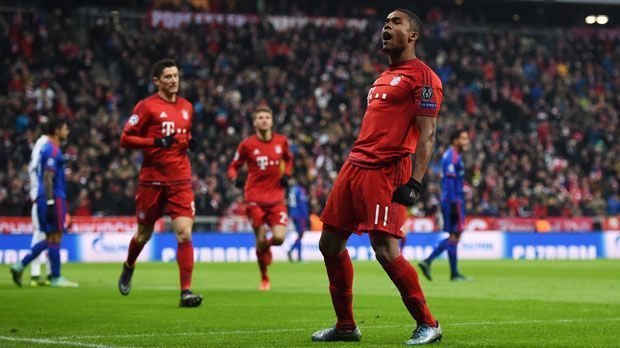 
                <strong>Douglas Costa (30 Mio Euro)</strong><br>
                Vor der Saison 2015/16 kam Douglas Costa für 30 Millionen Euro von Schachtjor Donezk - und schlug sofort ein. Der Brasilianer legte - auch bedingt durch die Verletzungen von Franck Ribery und Arjen Robben - einen Traumstart hin. Nach nur sieben Spieltagen hatte Costa bereits zehn Assists auf dem Konto. In der Winterpause wurde er zum besten Spieler der Liga gewählt. Eine Adduktorenverletzung beendete dann aber die Erfolgsserie des Flügelflitzers. Seitdem konnte Costa nicht mehr an die Leistung der ersten Monate anknüpfen. Nun verlässt er München wohl in Richtung Turin.
              