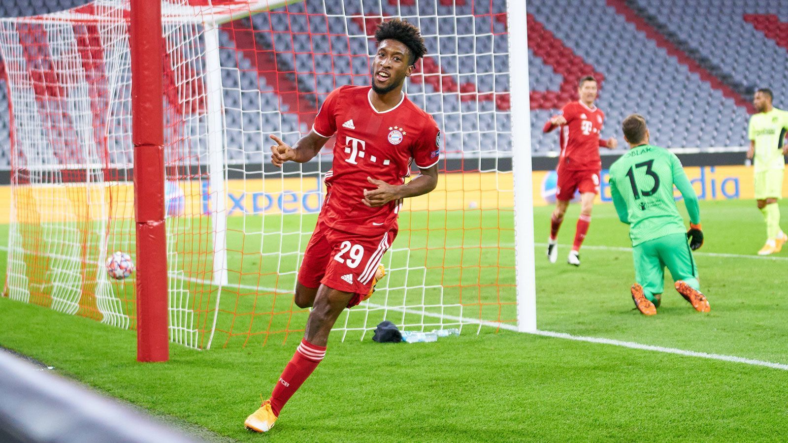 
                <strong>Kingsley Coman (bis 73.)</strong><br>
                Immer, wenn er am Ball ist, wird es gefährlich. Nimmt den langen Ball von Kimmich in der 29. Minute in Stürmermanier perfekt an und schiebt den Ball überlegt an Jan Oblak vorbei ins lange Eck - tolle Aktion! Tanzt in der 41. Minute zwei Atleticos im Strafraum aus und schiebt mit überragender Übersicht im letzten Moment quer auf Goretzka, der das 2:0 besorgt. Hat in der 72. Minute auf der rechten Seite viel Platz, zündet den Turbo und lässt im Strafraum noch zwei Verteidiger aussteigen. Schiebt den Ball dann trotz Schubser von hinten passgenau ins linke Eck. Wird nach dem 3:0 ausgewechselt. ran-Note: 1
              