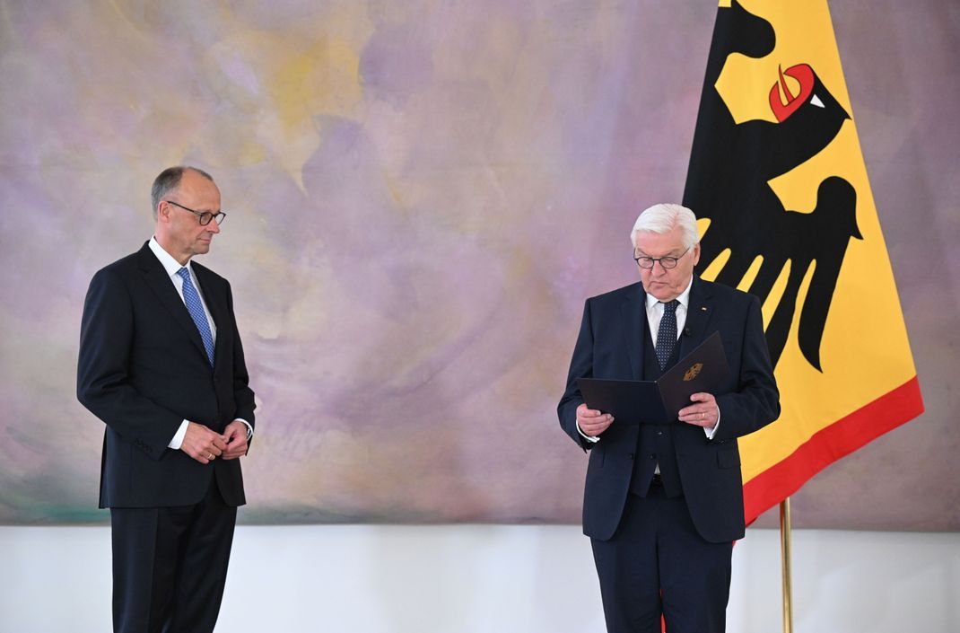 Friedrich Merz (links) erhielt vom Bundespräsidenten Steinmeier die Ernennungsurkunde - und ist neuer Kanzler.