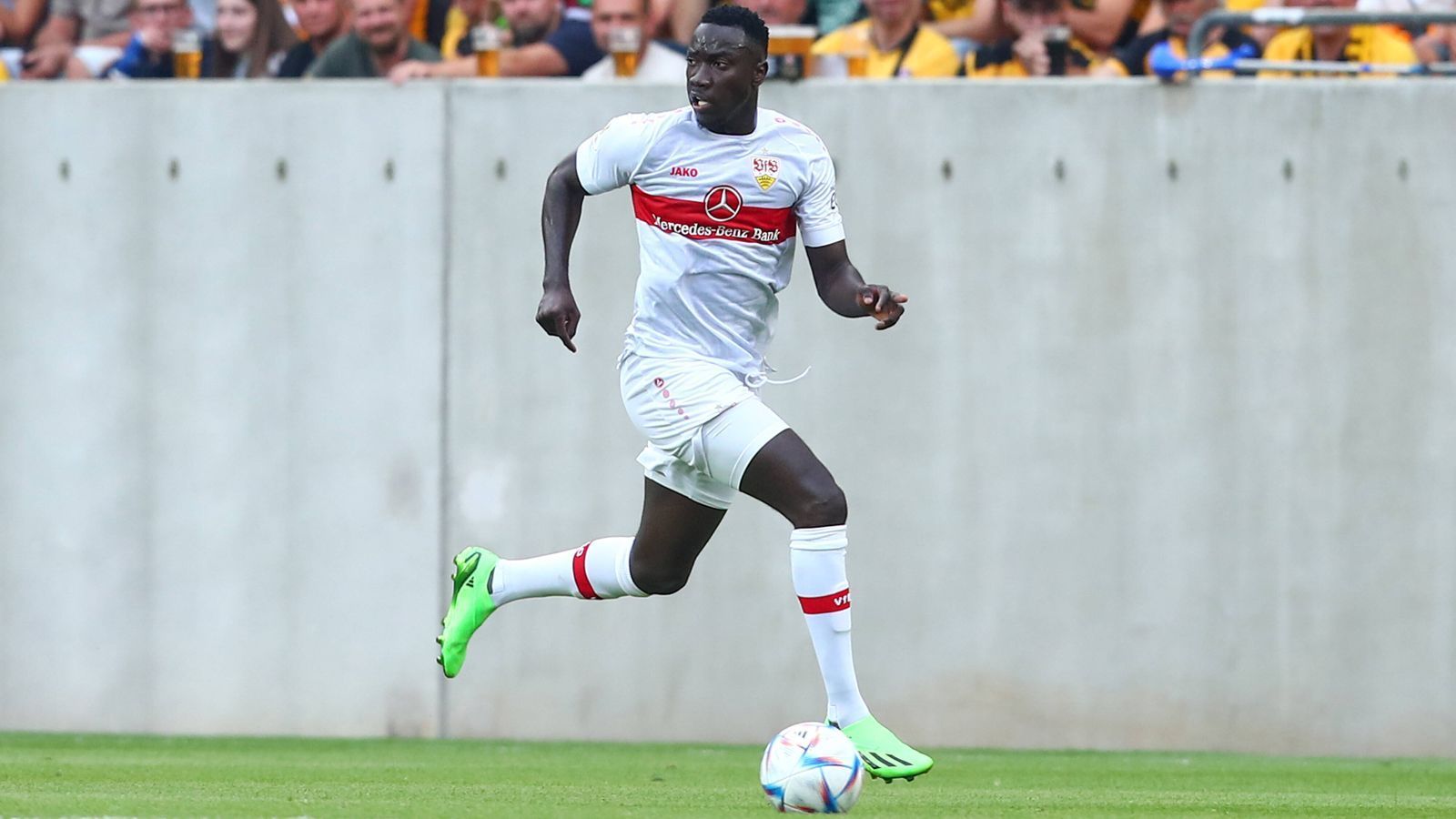
                <strong>VfB Stuttgart</strong><br>
                Der VfB Stuttgart ist bislang noch ohne Niederlage. Sowohl die fünf Vorbereitungsspiele als auch das Pokalspiel bei Dynamo Dresden wurden gewonnen. Allerdings ist der VfB-Kader immer noch nicht final zusammengebaut. In Orel Mangala ist ein Stammspieler von Bord gegangen, aber der Verkauf war wirtschaftlich viel zu verlockend. Am Dienstag wurde der Transfer von Luca Pfeiffer fixiert, der vergangene Saison 17 Tore für den SV Darmstadt 98 in der 2. Liga erzielte. Die Zukunft bei Sasa Kalajdzic, Borna Sosa und Atakan Karazor ist dagegen weiter nicht abschließend geklärt. Beim Heimspiel gegen RB Leipzig wird das junge Team von Pellegrino Matarazzo gleich auf Herz und Nieren geprüft.
              