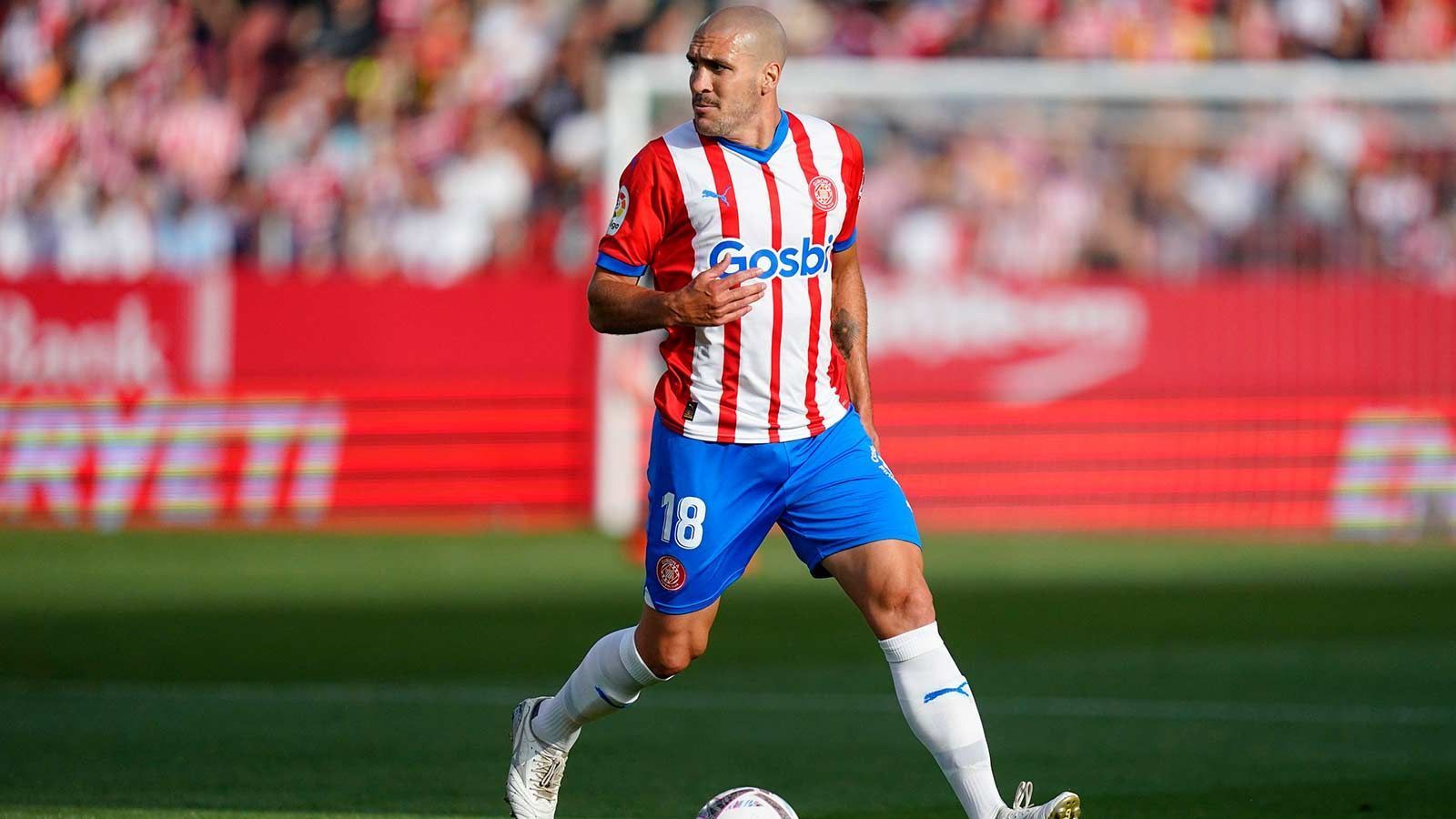 
                <strong>Oriol Romeu (FC Barcelona)</strong><br>
                Der FC Barcelona hat die Verpflichtung von Oriol Romeu vom FC Girona bekannt gegeben. Als Ablöse für den 31-Jährigen sollen fünf Millionen Euro geflossen sein, wie verschiedene Medien berichten. Für den Spanier ist es eine Rückkehr an alte Wirkungsstätte. Von 2004 bis 2011 hatte er bei Barca die Jugendabteilungen durchlaufen. Von 2014 bis 2015 war zudem auf Leihbasis für den VfB Stuttgart aktiv.
              