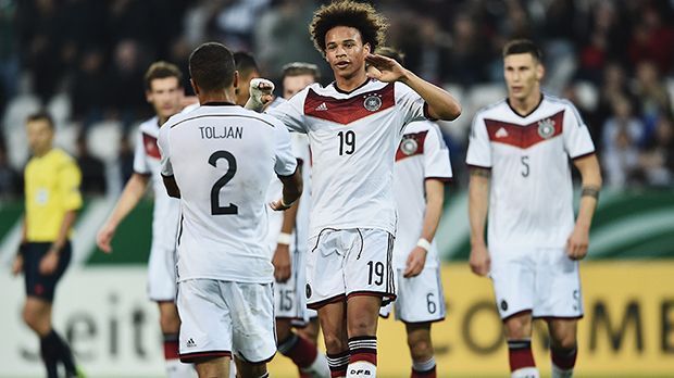 
                <strong>Leroy Sane (Schalke 04)</strong><br>
                Leroy Sane: Er jubelt bislang nicht nur für Schalke, sondern auch über drei Treffer in der EM-Quali mit der U21 des DFB. Doch der Sohn des senegalesischen Ex-Nationalspielers Souleymane Sane könnte sich neben dem Senegal auch für Frankreich entscheiden - dort ist er aufgewachsen. Auch andere Talente könnten noch das Land "wechseln" ...
              