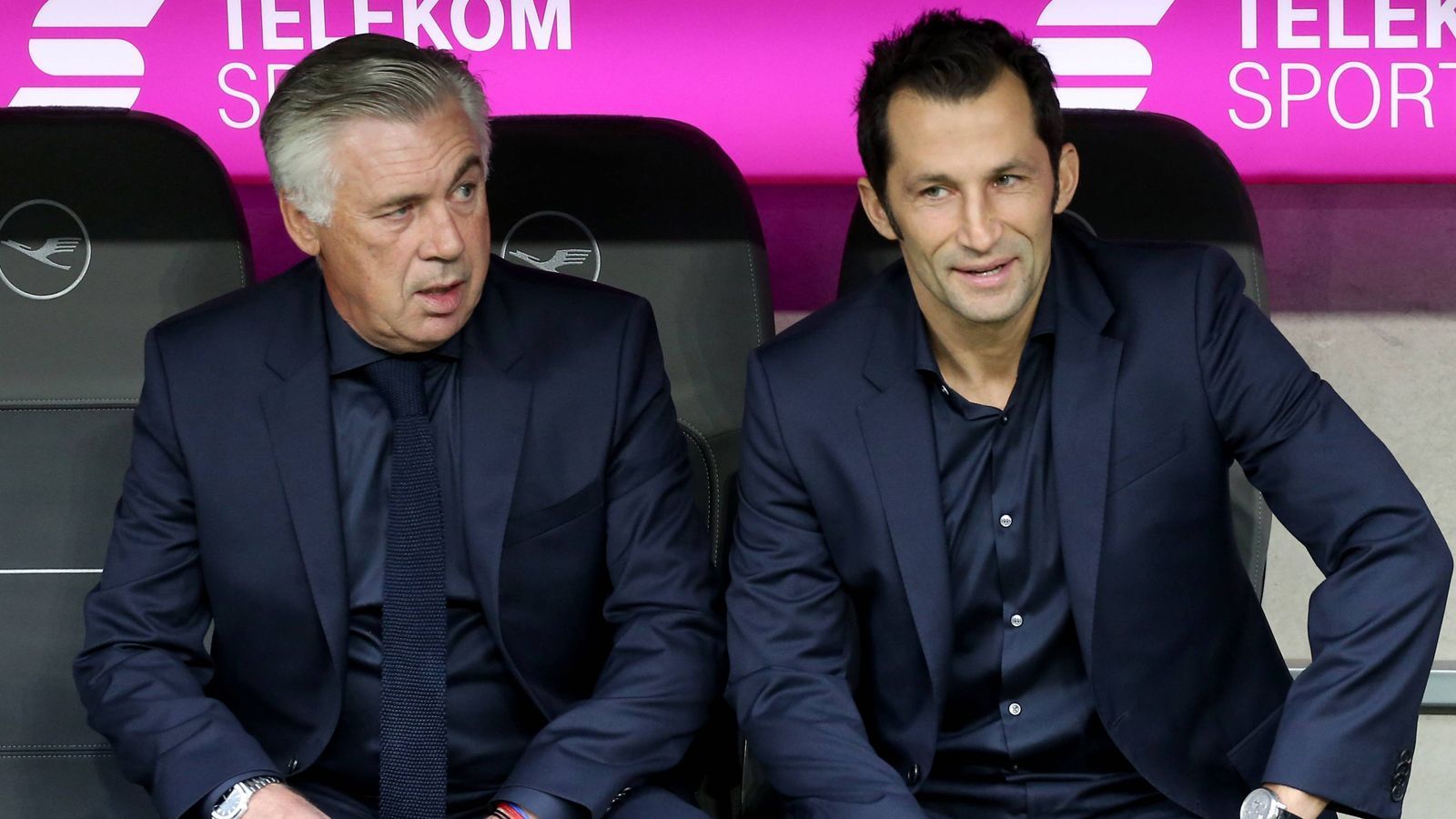 
                <strong>Rauchverbot für Ex-Trainer Carlo Ancelotti</strong><br>
                Eine der ersten Amtshandlungen von Salihamidzic betraf im Sommer 2017 den damaligen Bayern-Coach Carlo Ancelotti (li.). "Brazzo" erteilte dem 18 Jahre älteren Italiener angeblich ein striktes Rauchverbot im Leistungszentrum des Rekordmeisters. Lange musste Salihamidzic die Einhaltung dieses Verbots aber gar nicht überwachen, denn wenige Wochen später wurde Ancelotti von den Bayern schon gefeuert.
              