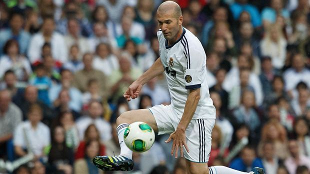 
                <strong>Zinedine Zidane</strong><br>
                Drei Mal nominiert, drei Mal im Team des Jahres. Zinedine Zidane prägt eine Ära bei Real Madrid und auch in der französischen Nationalmannschaft. Belohnt wird der Mittelfeldspieler mit dem dreimaligen Auftritt im Team des Jahres der UEFA.
              