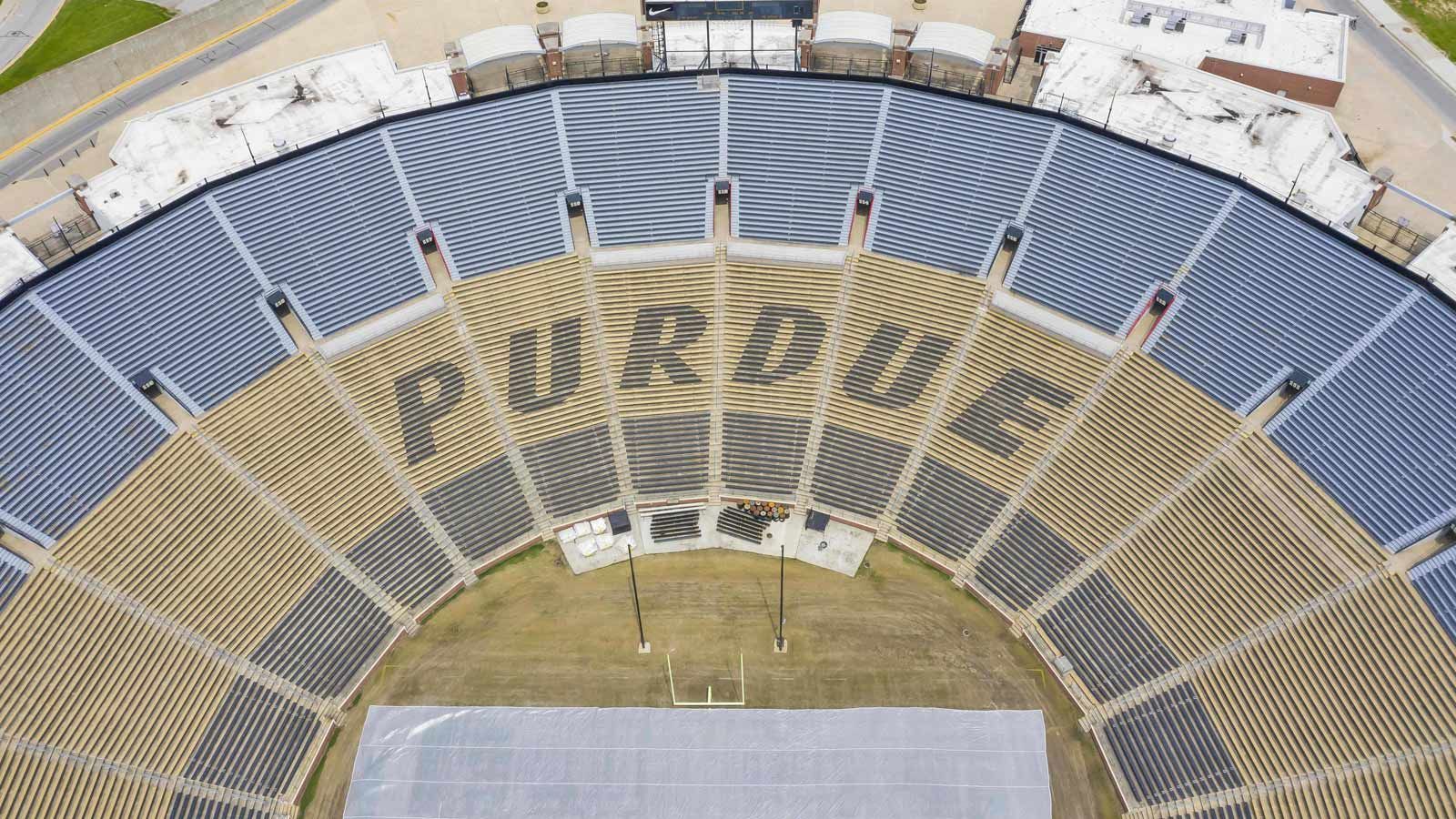 
                <strong>In diesem Stadion werden Super-Bowl-Teilnehmer geformt: Das Ross-Ade-Stadium der Purdue University</strong><br>
                Die Serie der Purdue University aus West Lafayette, Indiana, ist beeindruckend: Seit dem Super Bowl XXXIV im Jahr 2000 ist mindestens immer ein Spieler im Endspiel der NFL vertreten, der im Team der Purdue Boilermakers gespielt hat. Durch den Super-Bowl-Einzug von Running Back Raheem Mostert mit seinen San Francisco 49ers, der ebenfalls dort aufs College ging, konnte Purdue die Serie auf 21 Saisons in Folge ausbauen. Damit sind sie auch die Universität mit der längsten aktiven Serie, nachdem die Serie der University of Nebraska durch das Ausscheiden der Tennessee Titans gebrochen wurde. Purdue war bereits im allerersten Super Bowl der Geschichte mit einem Spieler vertreten und seit dem Jahr 2000 dann wie bereits erwähnt durchgehend. 
              