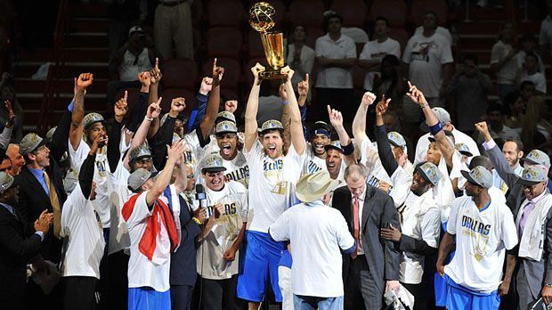 
                <strong>Dirk Nowitzkis Karriere: NBA-Champion</strong><br>
                2011 widerlegte er alle Kritiker, die stets behauptet hatten, er könne keine Titel mit der Mannschaft gewinnen. Ein vor allem in der Final-Serie überragender Dirk Nowitzki führte sein Team zur ersten Meisterschaft in der Historie. Selbstverständlich bekam er auch die Auszeichnung als "Finals MVP".
              