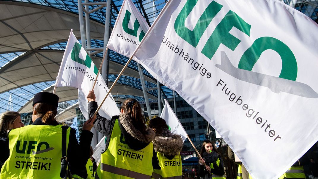 Gewerkschaftsmitglieder stimmen für Streiks in der Lufthansa-Kabine.