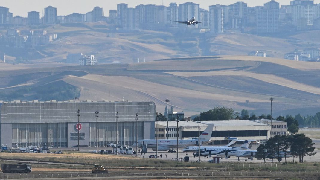 1. August 2024, Türkei, Ankara: Flugzeuge, die vermutlich aus Russland kommende Gefangene transportieren, bei ihrer Ankunft auf dem Flughafen