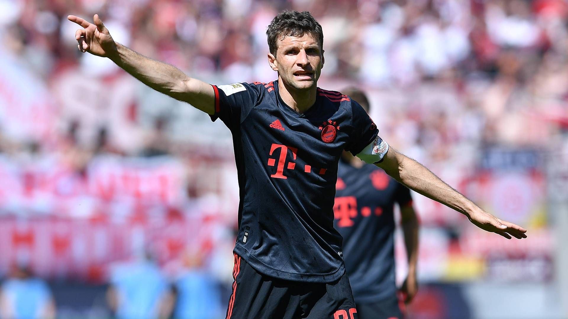 
                <strong>Thomas Müller</strong><br>
                Grundsätzlich bleibt abzuwarten, welche Rolle "Radio Müller" in der Mannschaft von Trainer Thomas Tuchel überhaupt einnehmen wird. Allerdings müsste er bei einer Ankunft von Kane nicht mehr befürchten, auf der für ihn ungeliebten Position im Sturmzentrum auflaufen zu müssen. Vor allem, als Choupo-Moting in der vergangenen Spielzeit verletzt fehlte, sollte Müller diese Lücke füllen - mit mäßigem Erfolg. Hinter einem gelernten Mittelstürmer oder um ihn herum fühlt sich Müller deutlich wohler. Diesen gäbe es dann endlich wieder.
              