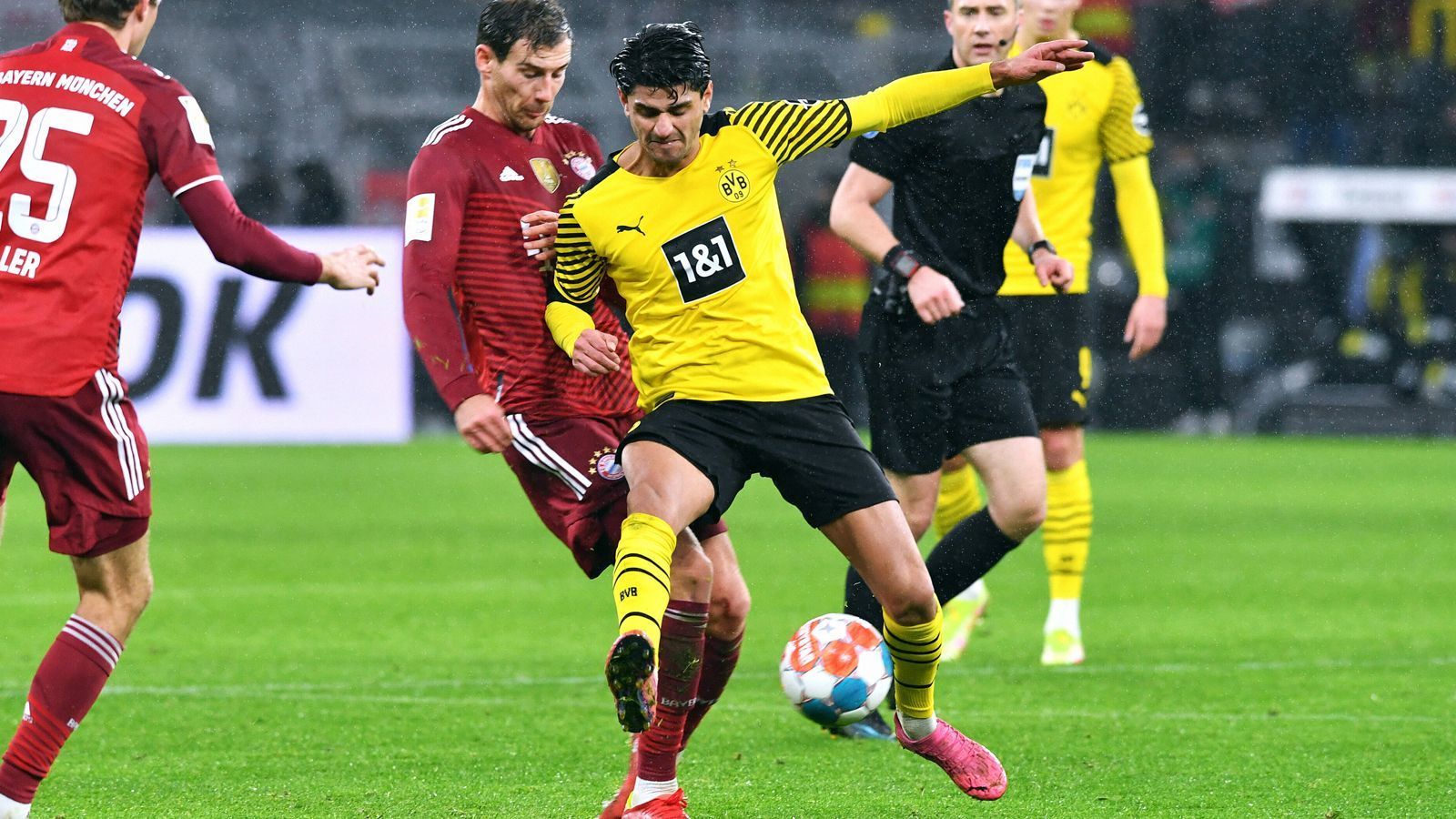 
                <strong>Mahmoud Dahoud</strong><br>
                Sofort auf Betriebstemperatur. Der Deutsch-Syrer ist enorm lauffreudig, liest das Spiel gut und geht bissig zu Werke. Vor allem zu Beginn ist er überall zu finden, letztlich aber auch nicht fehlerfrei. So lässt sich Dahoud einmal von Müller vernaschen. Alles in allem ein überzeugender Auftritt, der nach einer Stunde endet. ran-Note: 2
              