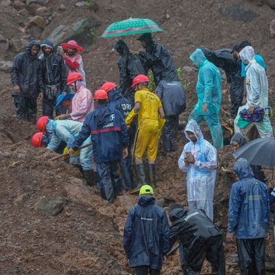 Erdrutsch in Indien nach heftigem Monsun fordert Tote, Verletzte und Vermisste.