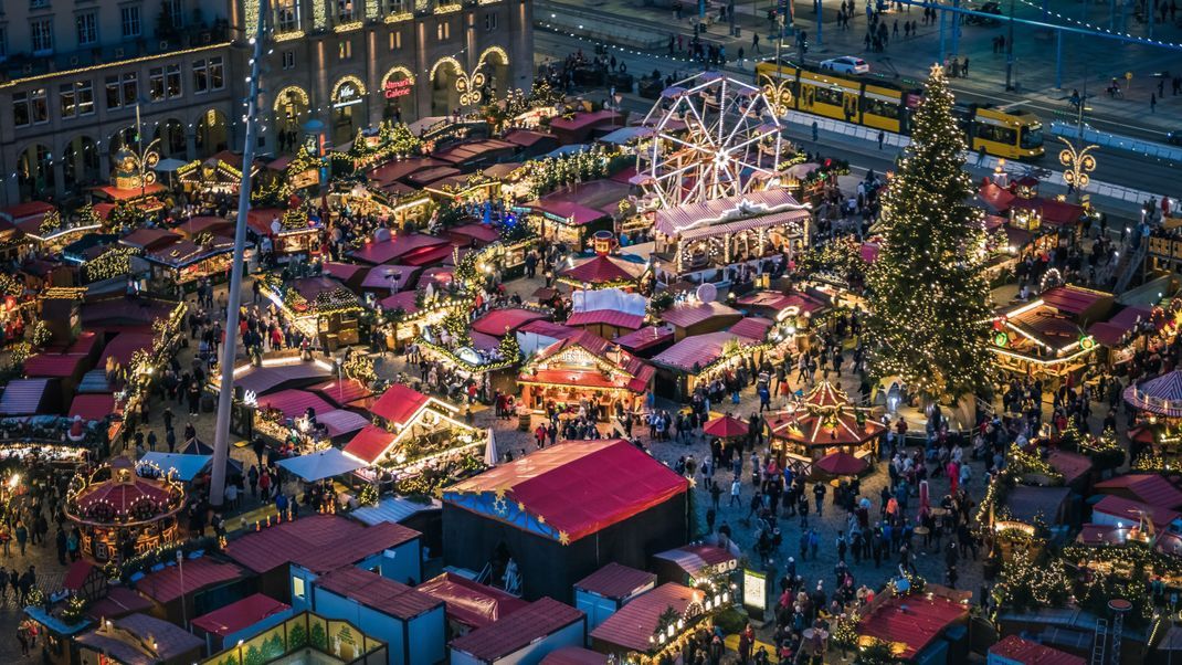 Der Dresdner Striezelmarkt zieht jährlich rund 2,5 Millionen Besucher:innen an.