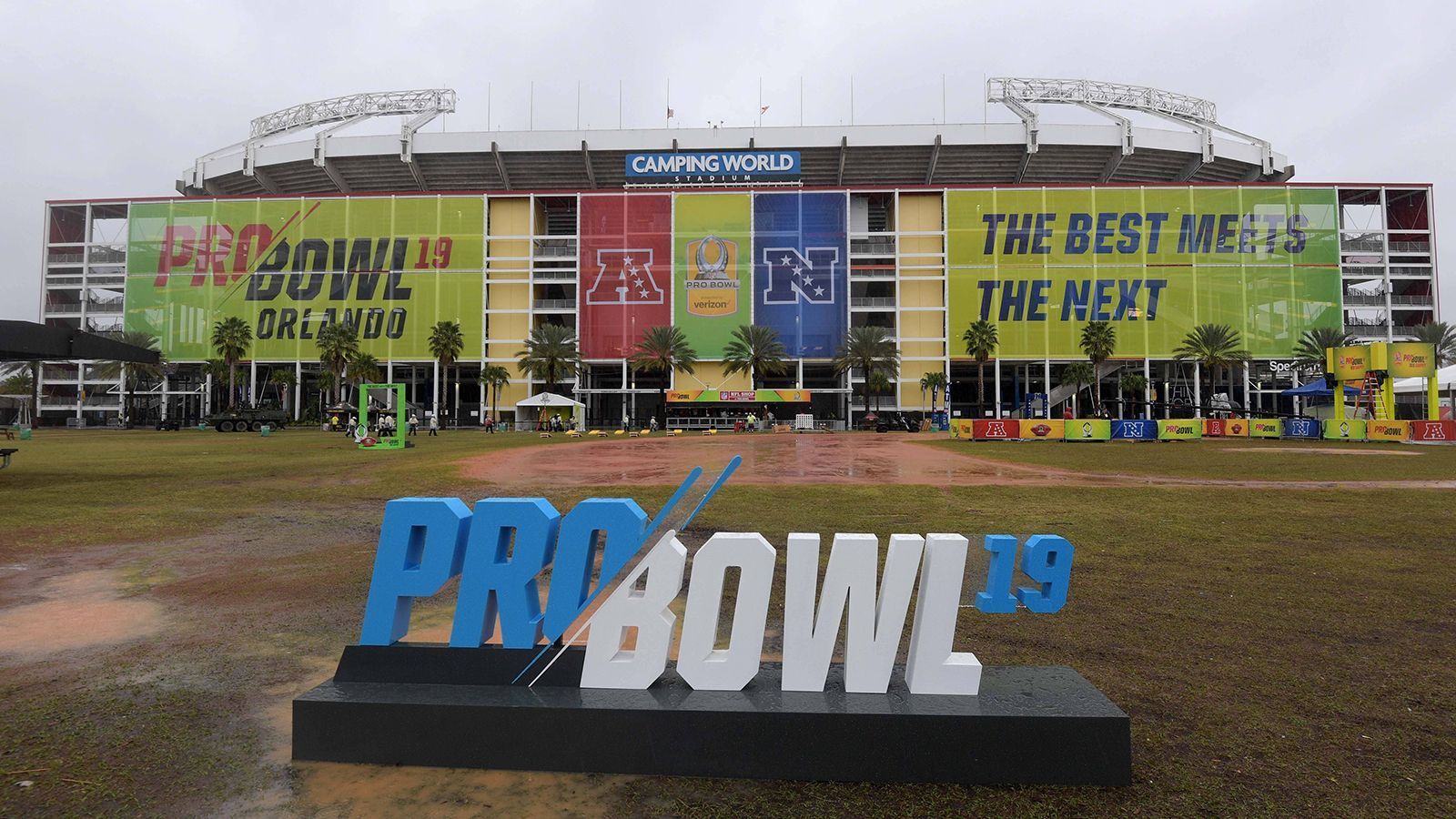 
                <strong>Camping World Stadium</strong><br>
                &#x2022; <strong>Ort:</strong> Orlando, Florida<br>&#x2022; <strong>Kapazität:</strong> bis zu 65.200<br>&#x2022; <strong>Sportarten:</strong> vor allem American Football<br>&#x2022; <strong>Heimspielstätte</strong> der Orlando Guardians (XFL)<br>&#x2022; <strong>andere Veranstaltungen:</strong> College-Football, Konzerte und andere Großveranstaltungen (bspw. Wrestling-Shows)<br>
              
