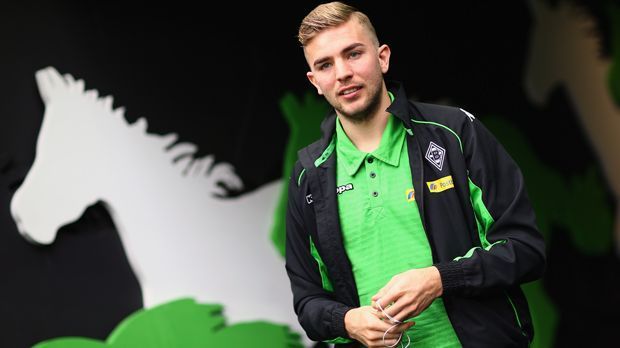 
                <strong>Christoph Kramer (Borussia Mönchengladbach)</strong><br>
                Christoph Kramer (Borussia Mönchengladbach): Der Weltmeister von 2014 wird durch einen Innenbandanriss im Knie außer Gefecht gesetzt und fällt bis auf Weiteres aus. Besonders bitter ist der Zeitpunkt der Verletzung, denn unter dem neuen Coach Dieter Hecking fand der Kramer wieder in die Spur. Er wird vor allem in der kommenden Saison wohl noch wichtiger sein, da der Abgang von Mahmoud Dahoud nach Dortmund feststeht und damit noch mehr Verantwortung auf den Sechser zukommen dürfte.
              