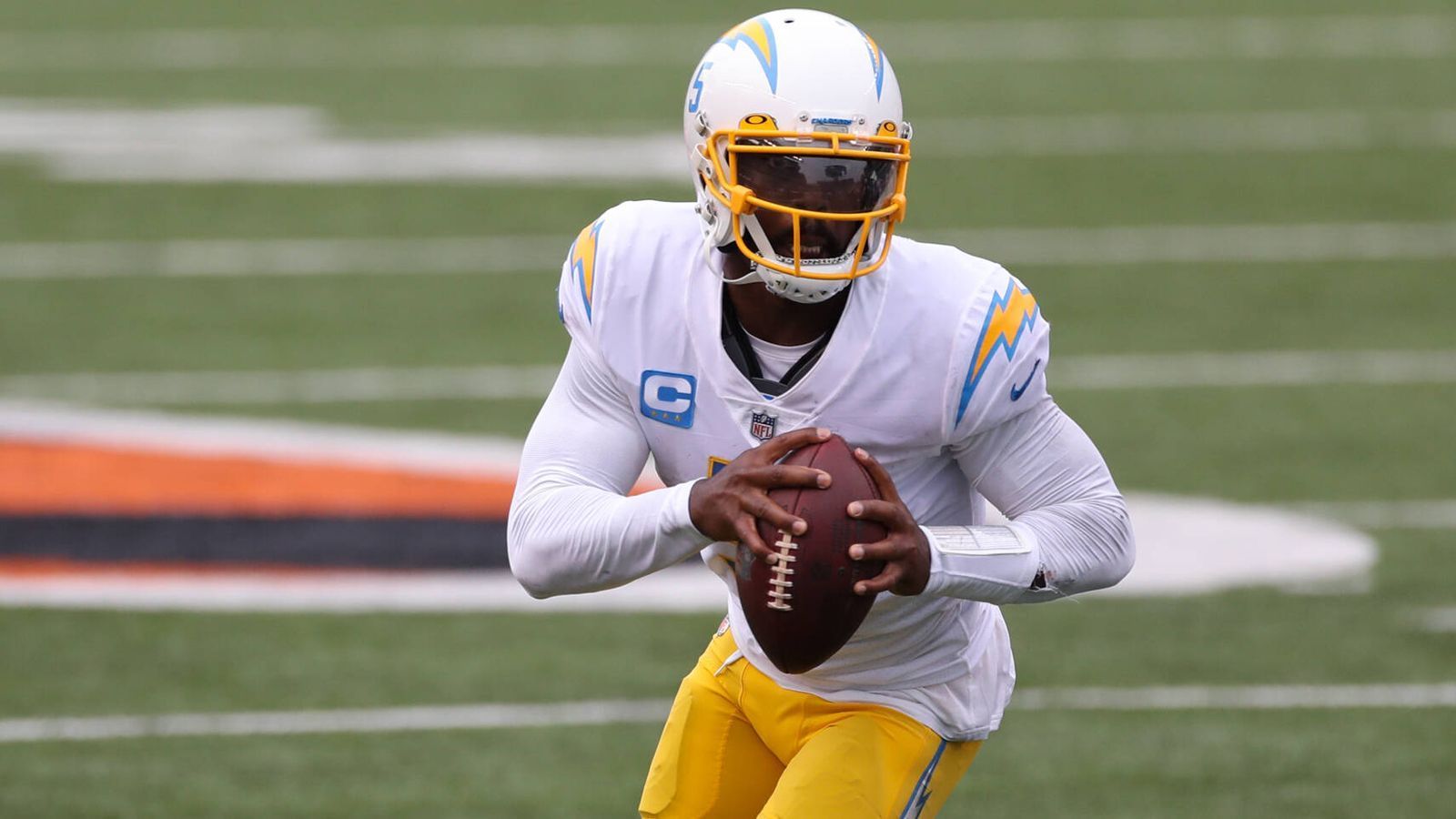 
                <strong>Los Angeles Chargers</strong><br>
                Die Chargers hatten sich im Februar 2020 dazu entschieden, sich von Legende Philip Rivers zu trennen. Zu dem Zeitpunkt hatte Head Coach Anthony Lynn bereits angedeutet, dass Backup Tyrod Taylor der Starter sein wird. Später im Draft holten die Chargers dann noch Justin Herbert, der im Laufe der Saison den Stammplatz eroberte. Das stand während der Free Agency zwar noch nicht fest, trotzdem ist es sehr unwahrscheinlich, dass Brady tatsächlich Taylor meint.
              