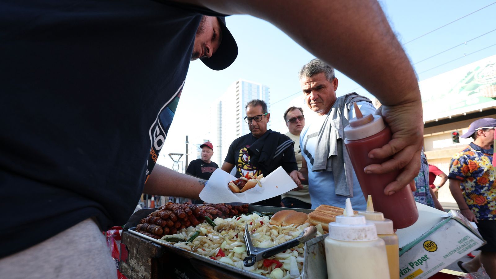 <strong>Wie viele Hot Dogs werden verkauft?&nbsp;</strong><br>Beim vergangenen Super Bowl wurden rund 16.000 Hot Dogs verkauft. Schwer zu sagen, ob das ein hoher oder niedriger Wert ist, bei der Auswahl an Essen im Stadion. Für 2024 könnt ihr jedoch wetten, ob mehr oder weniger als 17.000 Hot Dogs über die Ladentheke gehen.