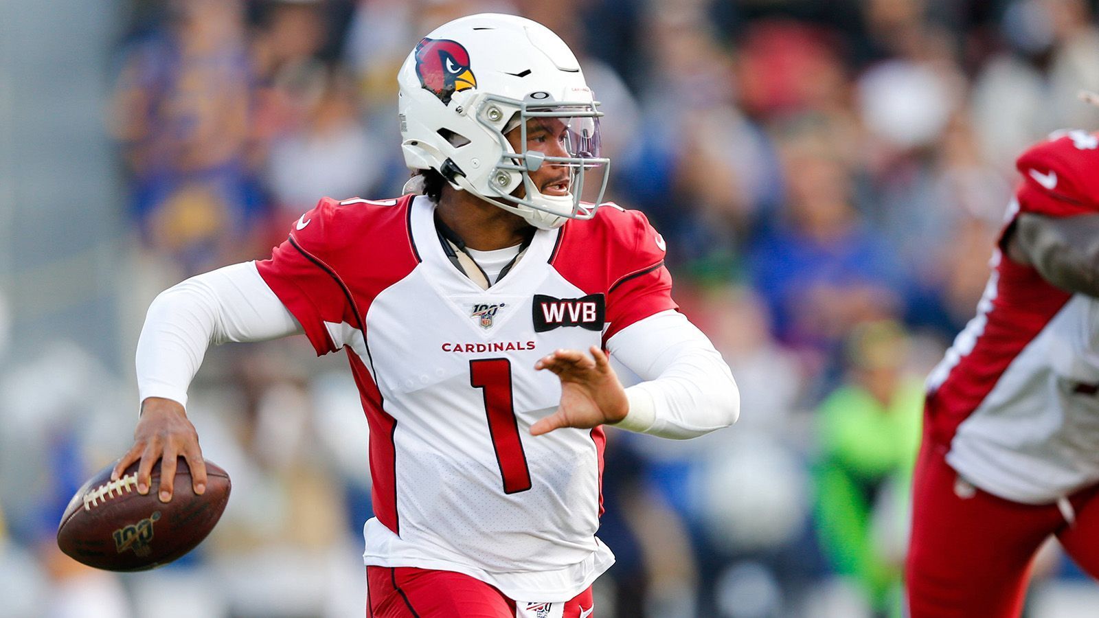 
                <strong>Platz 8 (geteilt): Kyler Murray</strong><br>
                Quote: +2500 (bei 100 Dollar Einsatz bekommt man 2500 Dollar Gewinn ausbezahlt)Position: QuarterbackTeam: Arizona CardinalsIn der NFL: seit 2019größte Erfolge: NFL Offensive Rookie of the Year (2019), Heisman Trophy (2018)
              