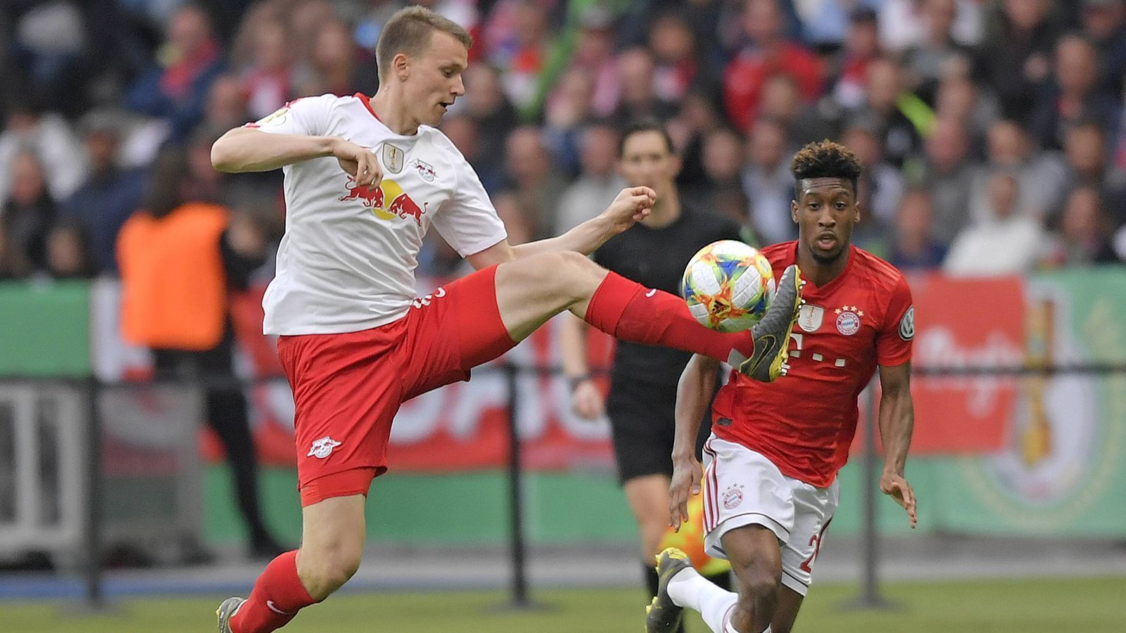 
                <strong>Lukas Klostermann (RB Leipzig)</strong><br>
                Schon in der Anfangsphase sucht der Neu-Nationalspieler den Weg nach vorne, um Gnabry zu beschäftigen. Beim 0:1 wird er von seinen Teamkollegen gegen Coman und Alaba allein gelassen und kann vor der Flanke nur agieren. Kurz vor der Pause rettet Klostermann gerade noch vor dem einschussbereiten Martinez. Bei Comans Treffer lässt er sich aber ordentlich vernaschen. ran-Note: 4
              