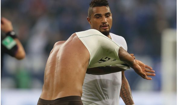 
                <strong>FC Schalke 04 - Bayern München 0:4</strong><br>
                Trikottausch à la Boateng: Schon auf dem Weg in die Kabine sichern sich die Halbbrüder Kevin-Prince und Jerome ihre erste Trophäe des Spiels. Für den Ghanaer ist es angesichts der Niederlage auch die einzige
              