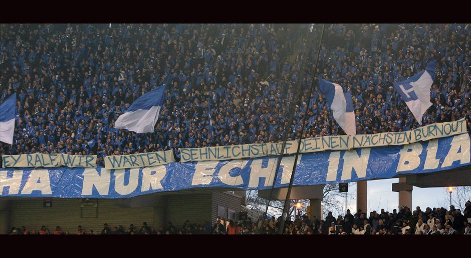 
                <strong>Hertha BSC</strong><br>
                Vor den BVB-Entgleisungen war es bereits ein Teil der Anhänger von Hertha BSC, die die Anfeindungen auf eine neue Stufe gestellt. Bei der 0:2-Niederlage der Berliner in Leipzig hielten einige Hertha-Fans ein Transparent hoch, auf dem ebenfalls RB-Sportdirektor Rangnick aufs Übelste beleidigt wurde: "Ralf, wir warten sehnlichst auf deinen nächsten Burnout".
              