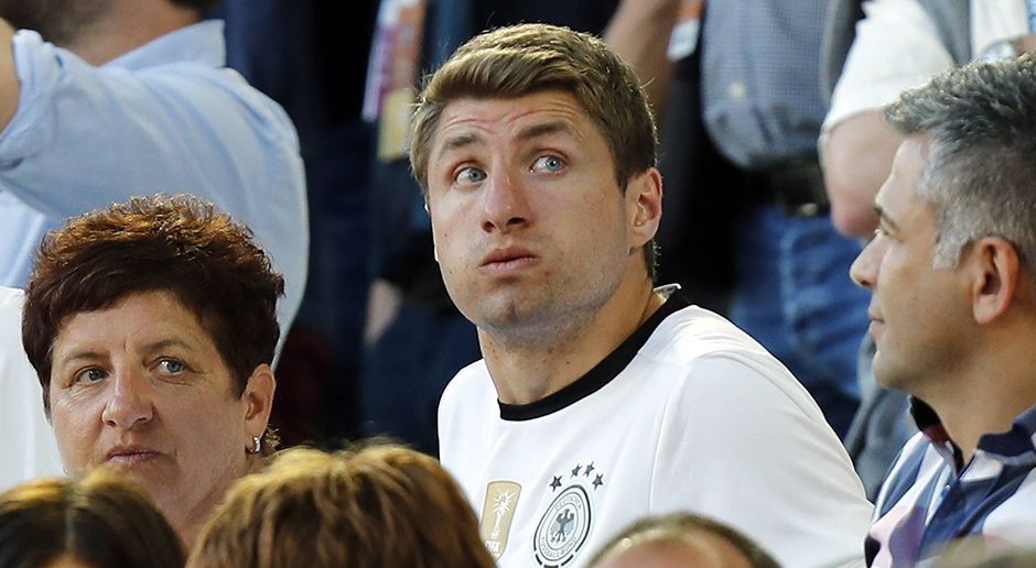 
                <strong>Thomas Müller</strong><br>
                Auch Thomas Müllers wird tatkräftig von der Seitenlinie unterstützt. Sein Bruder Simon ist gemeinsam mit Müllers Eltern Gerhard und Klaudia im Stadion zu finden.
              