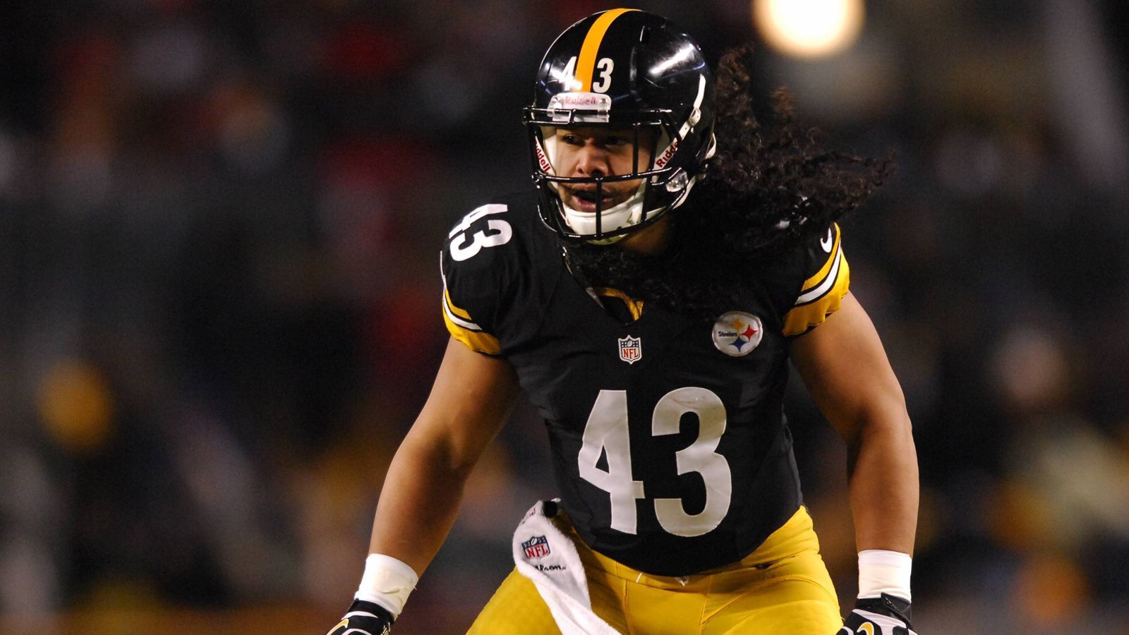 
                <strong>Troy Polamalu (2003 - 2014 / Pittsburgh Steelers)</strong><br>
                Der aus Hawaii stammende Strong Safety prägte zwischen 2003 und 2014 eine der besten Verteidigungen der NFL. Besonders bekannt sind seine spektakulären Versuche, ein Field Goal zu blocken.
              